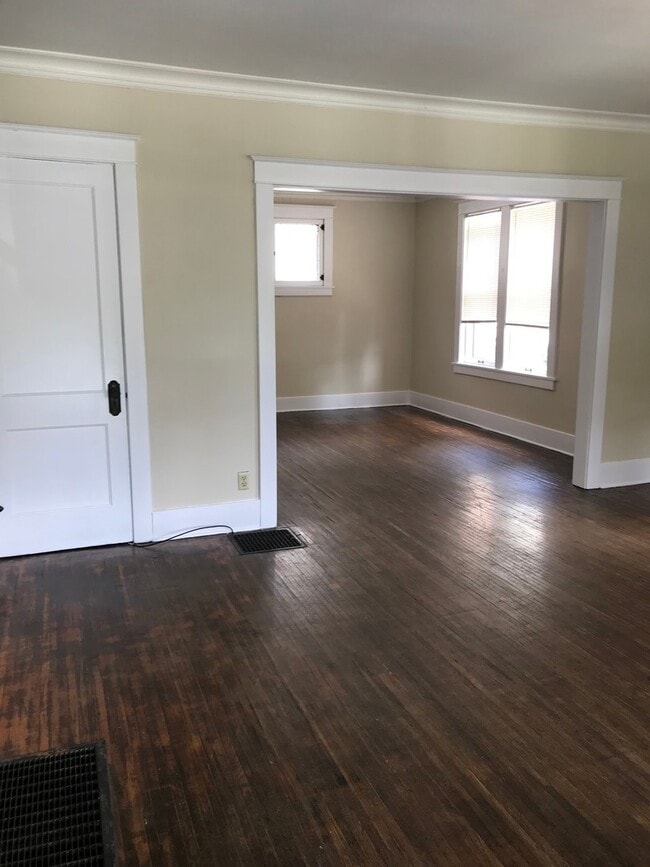Building Photo - Beautiful 2 Bedroom,1 Bath Home in the Tan...