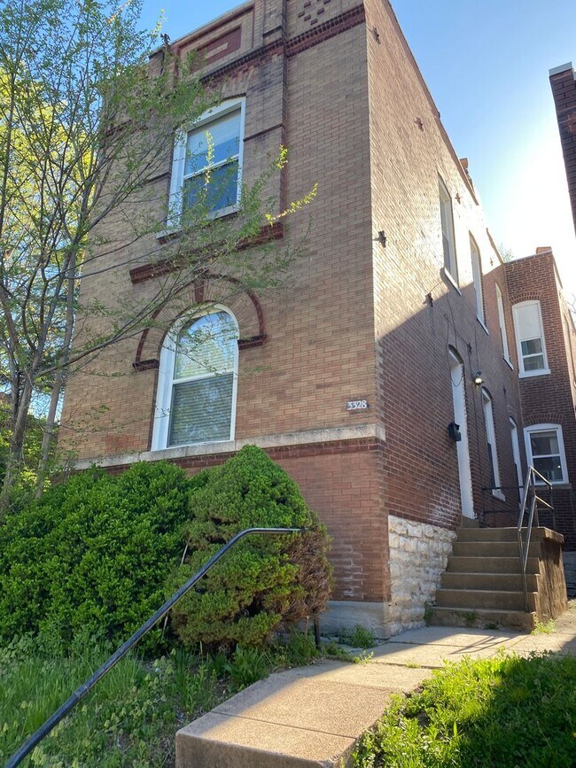 Building Photo - Get it while it lasts! Spacious 4 Bedroom ...