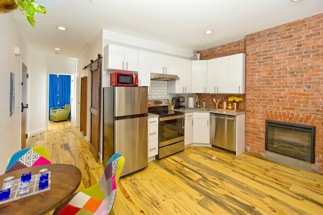 Foto del edificio - 2 & 3 Bedroom Units in the Dwight Street H...