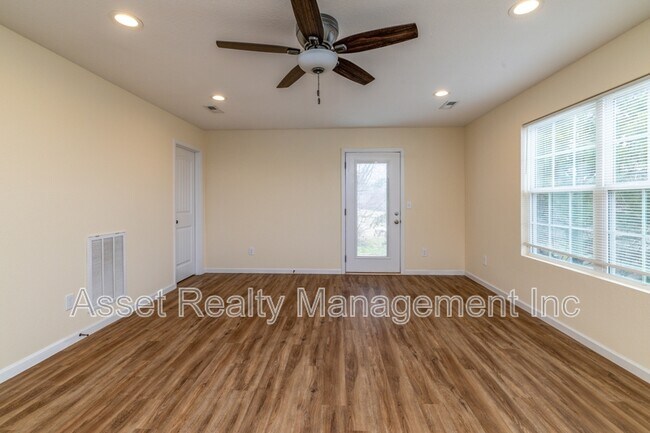 Foto del edificio - 923 Warrior Hill Dr