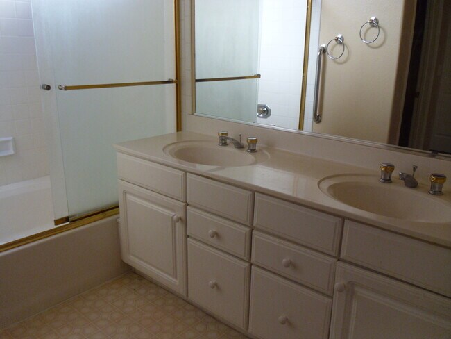 Foto del edificio - 3 bed 2 bath single level house in core Ch...