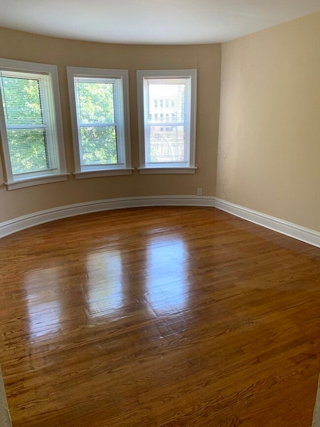 Building Photo - 2817 W Waveland Ave