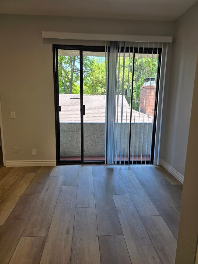 Building Photo - 2107 N Beachwood Dr