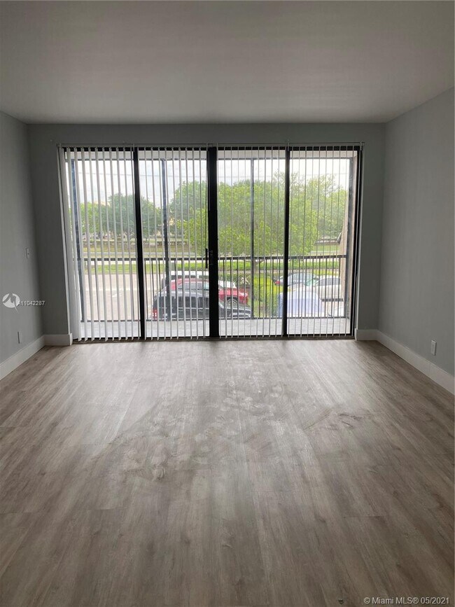 Foto del edificio - 2500 Coral Springs Dr