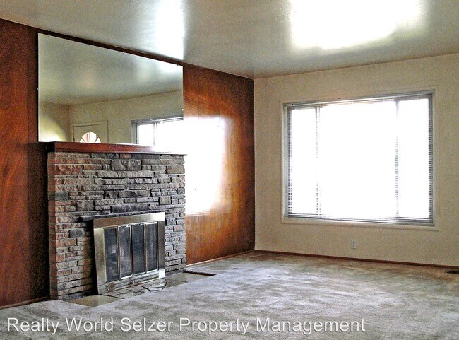 Building Photo - 3 br, 1 bath House - 585 Stella Dr.