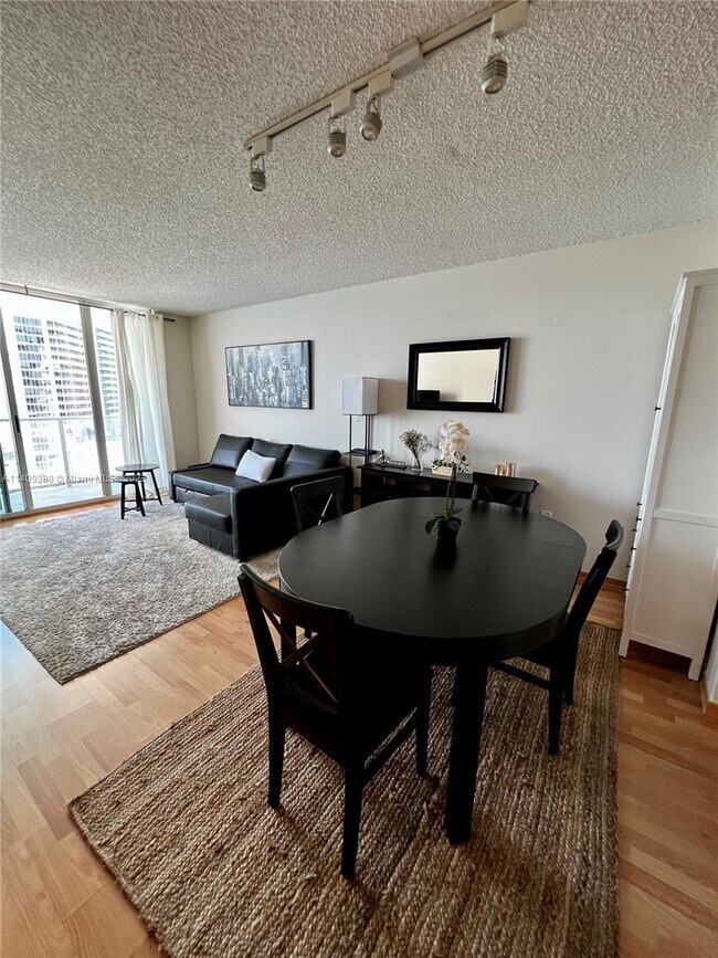 Building Photo - 1155 Brickell Bay Dr