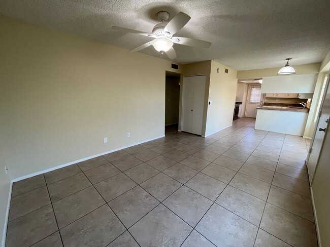 Building Photo - South Tempe Townhome - Private Backyard an...
