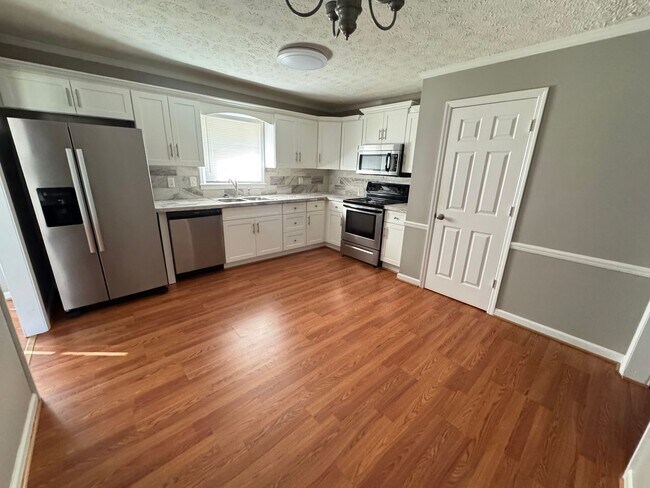 Foto del edificio - 3 Bedroom, 2 Bathroom- House in Silver Creek!