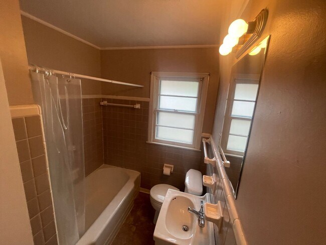 Building Photo - 4 bed 2 bath 2 car, Great Character and st...
