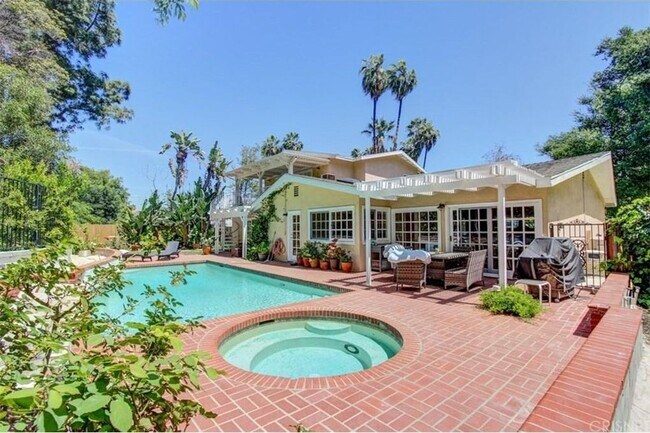 Foto del edificio - 16383 Royal Hills Dr
