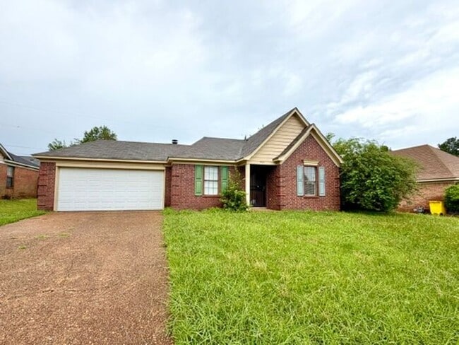 Foto del edificio - Now Leasing A 5 Bedroom 2 Bath Home In Memphis. Availalbe Now
