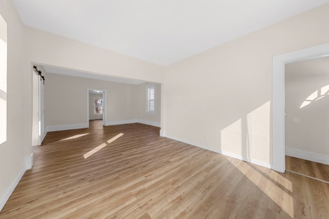 Foto del edificio - 204 E 2nd St