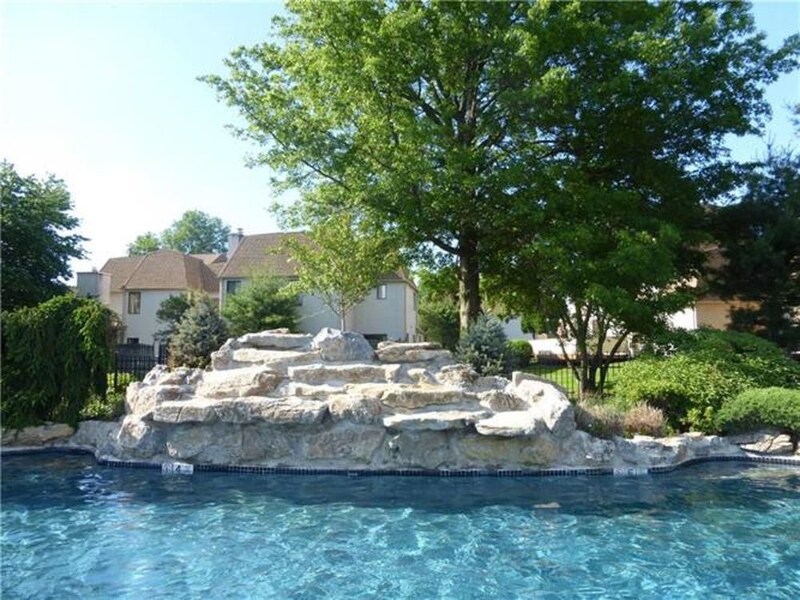 1 Park Gate Dr, Edison, NJ 08820 Condo for Rent in Edison, NJ