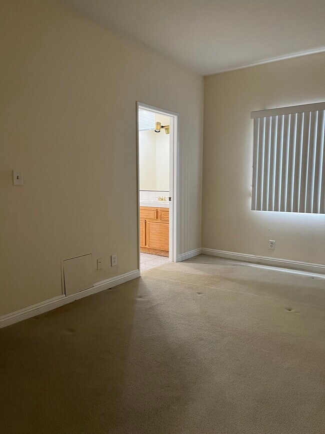 main bedroom in suite bathroom - 431 S Kingsley Dr