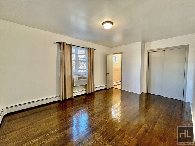Building Photo - Large 3 bed with balcony near the R/W and ...