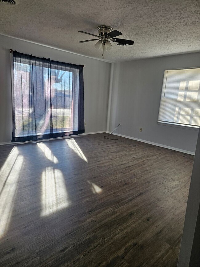 Building Photo - 3 bedroom 1 bathroom for rent!