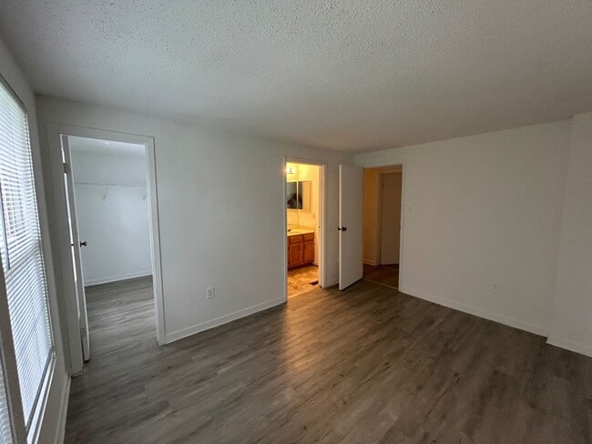 Building Photo - King George 2 Bedroom End Unit Townhouse
