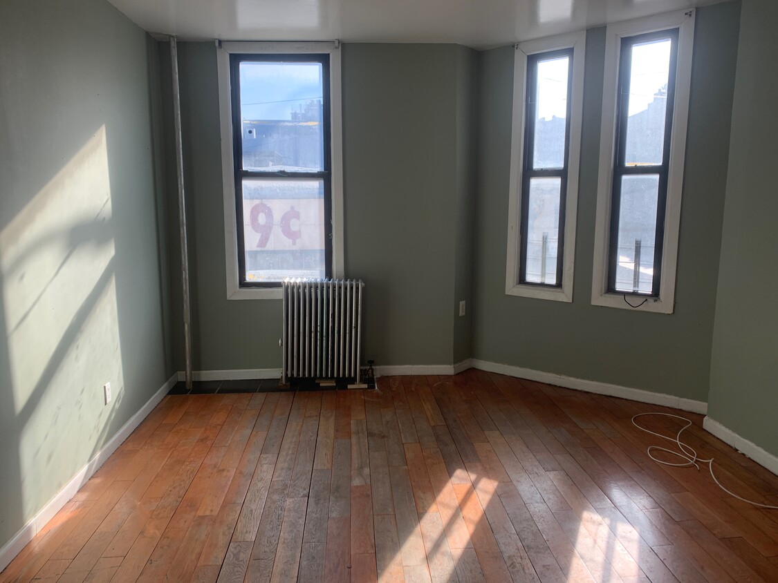 Primary Photo - 217 Knickerbocker Ave