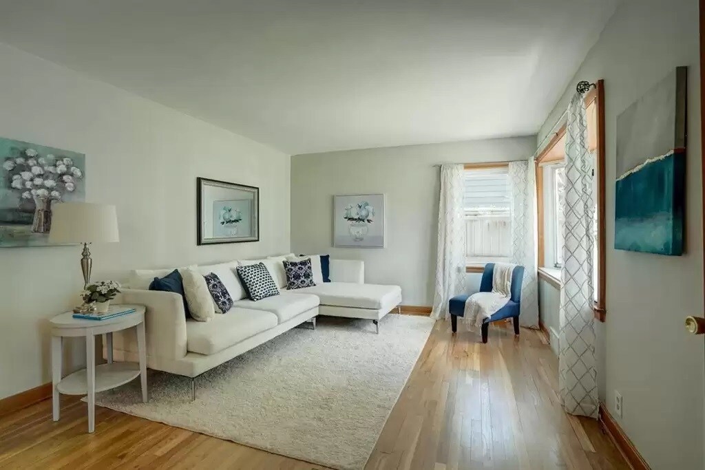 Living Room - 3733 Hillcrest Dr