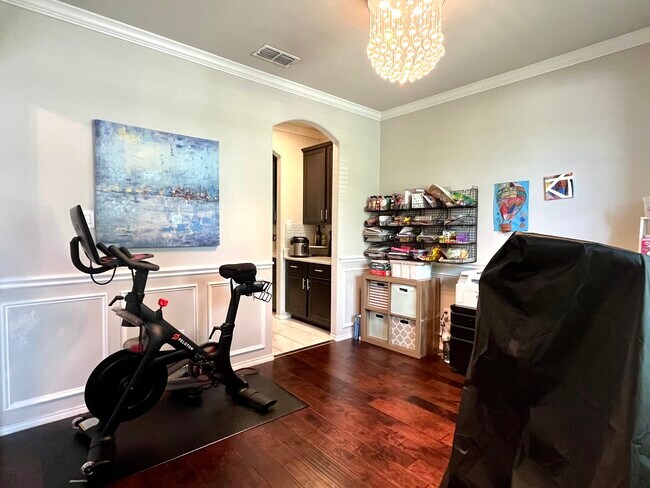 Foto del edificio - 2432 Whispering Pines Dr
