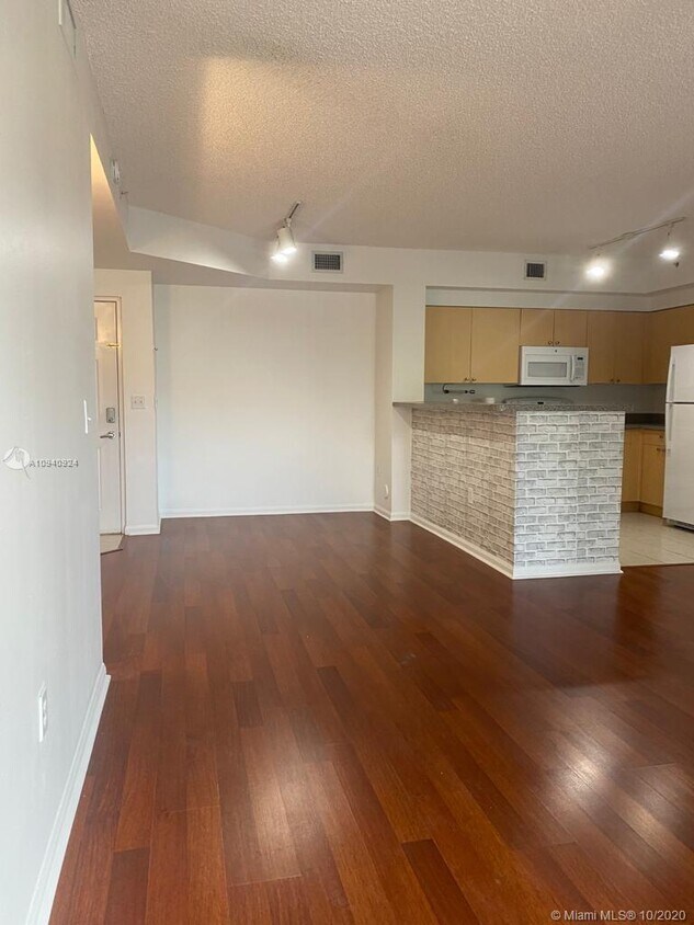 Foto principal - 8050 N Nob Hill Rd