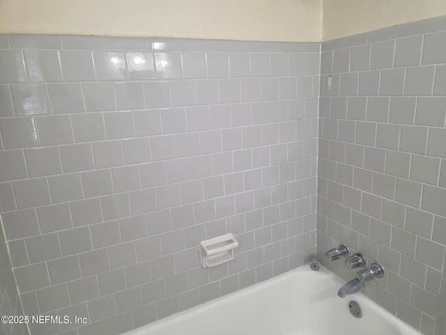 Building Photo - 1927 Delaroche Dr E