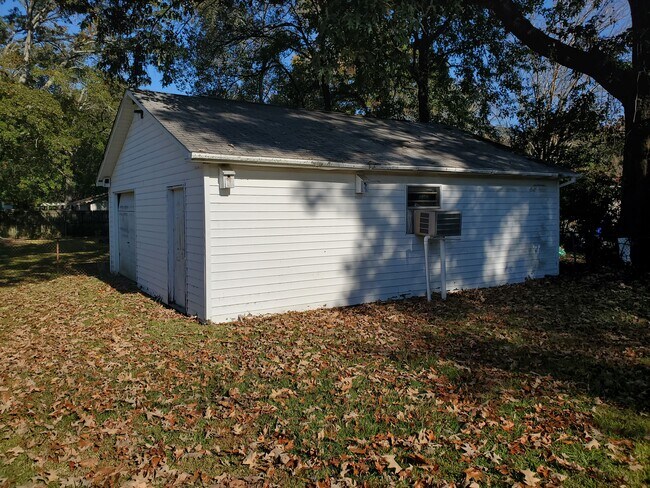 Garage and Workshop - 5306 Eva st