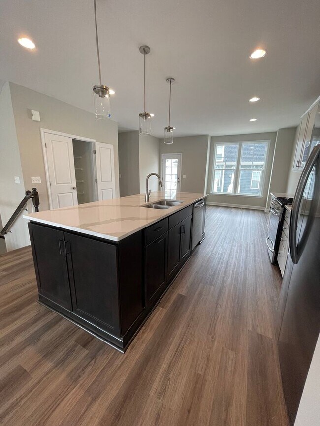 Building Photo - Townhouse for Rent in Preston Lake