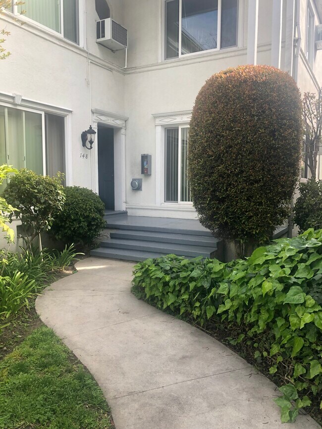 Foto del edificio - 148 N Pass Ave