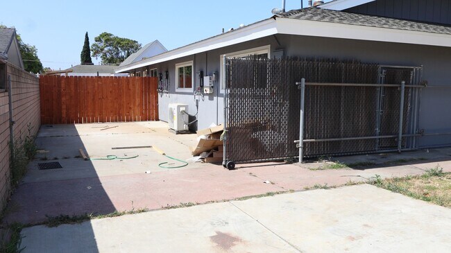 Foto del edificio - 2 bedrooms 2 baths corner home in Imperial Beach.
