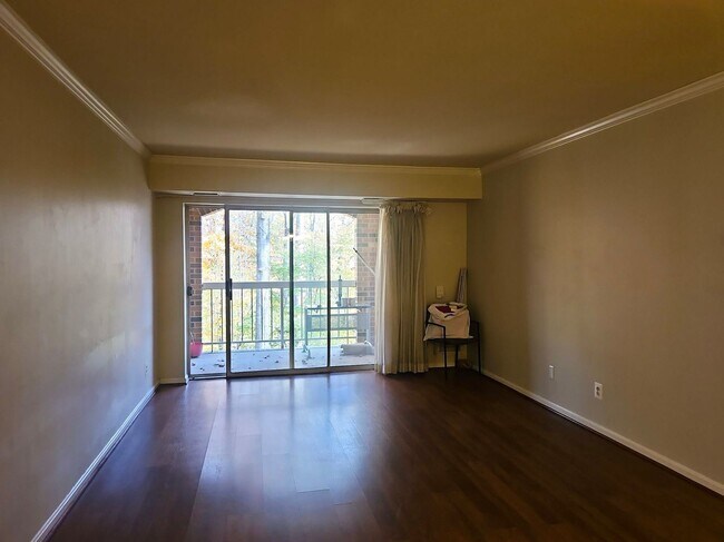 Foto del edificio - Bright and Cozy 1 Bed 1 Bath Condo In With Balcony In Vibrant Burke Cove