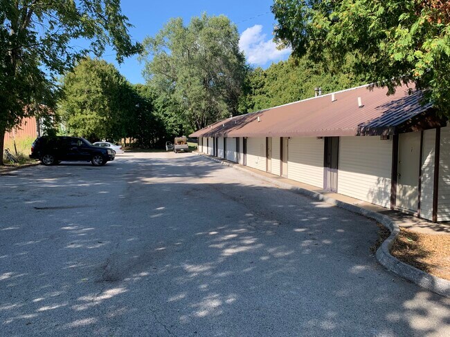 Building Photo - 718 Hillcrest Rd