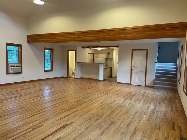 Building Photo - Large Three Bedroom on the North Side of D...