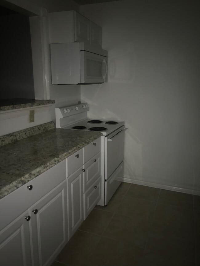 Building Photo - 3821 Prytania St