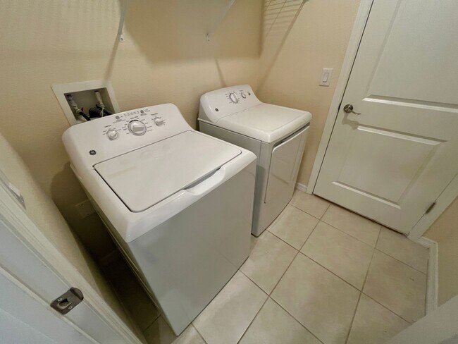 Building Photo - Sapcious 5-Bedroom Home In Quiet Lakeland ...