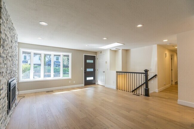 Building Photo - 6832 122nd Ave NE