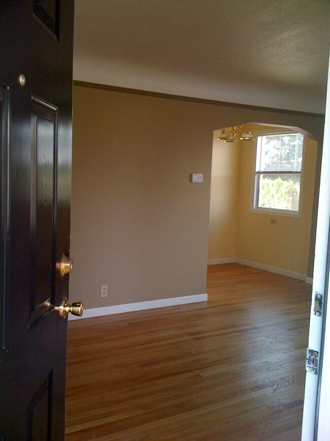 Entrada a la sala de estar - 1409 NE 71st Ave