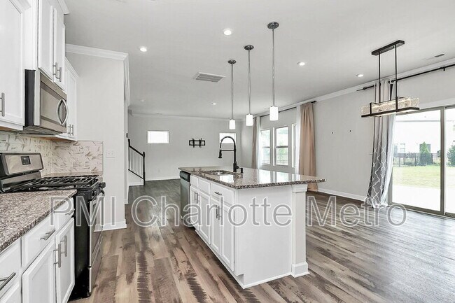Foto del edificio - 8315 Flint Hill Dr