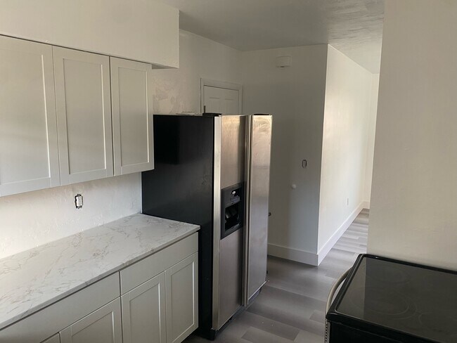 De la cocina a la sala de estar - 320 NW 34th Ave