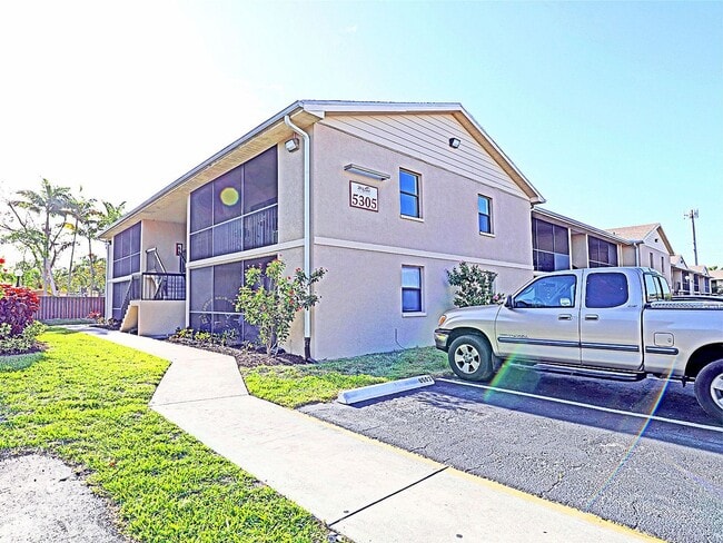 Building Photo - 5305 Summerlin Rd