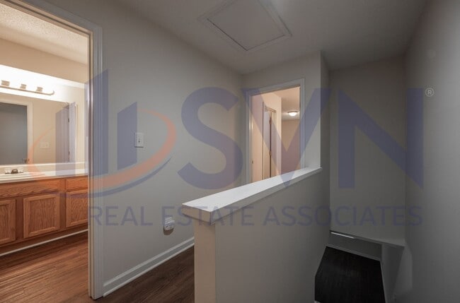 Building Photo - 221 Schultz St