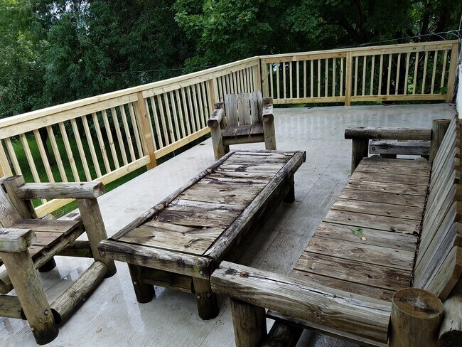 Mira el patio trasero mientras todos juegan. - 106 SE 2nd Ave