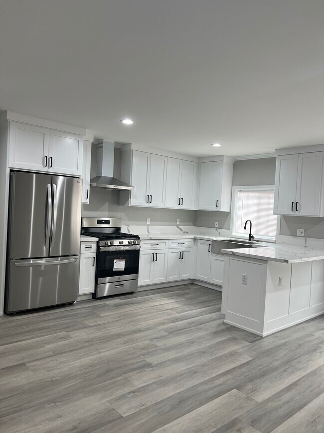 Building Photo - 808 E La Deney Ct