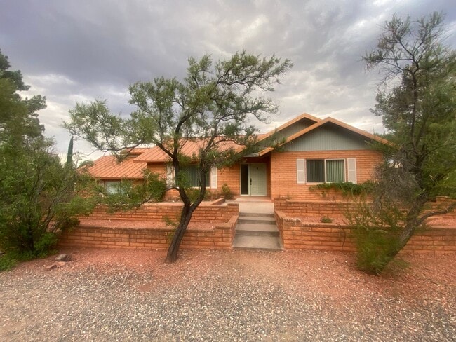 Building Photo - Spacious West Sedona home on a private 1.1...