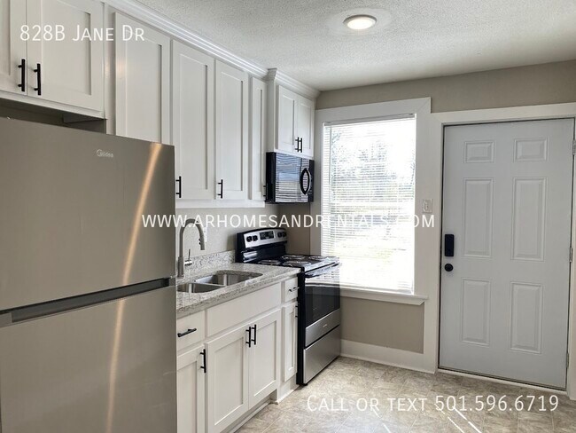 Building Photo - 828B Jane Dr | $925 | 2 beds, 1 full bath