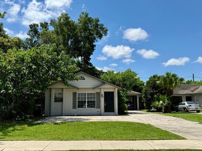 CUTE AFFORDABLE 2/2 DUPLEX off Michigan! - CUTE AFFORDABLE 2/2 DUPLEX off Michigan! House