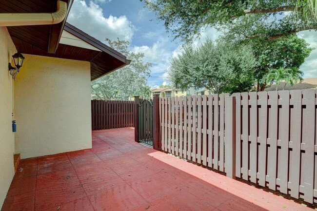 Building Photo - 604 Sea Pine Way