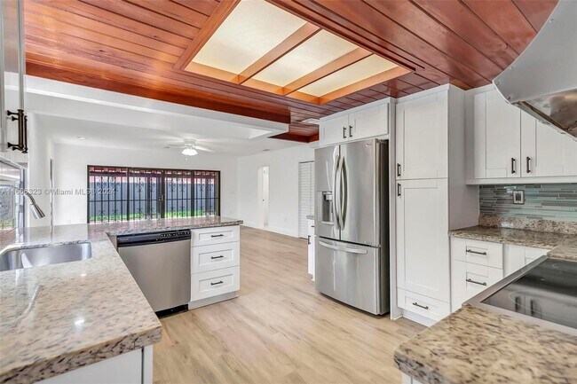 Foto del edificio - 44 NW 27th Ct