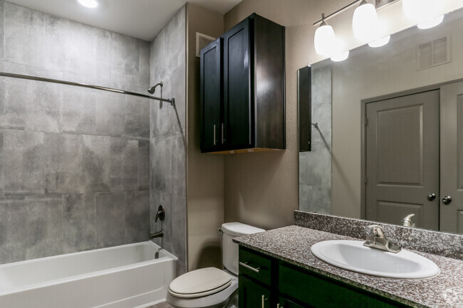 Baño - Oaks at Wayside Apartments