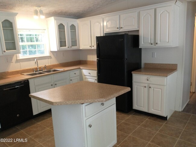 Building Photo - 48 Cleveland Dr